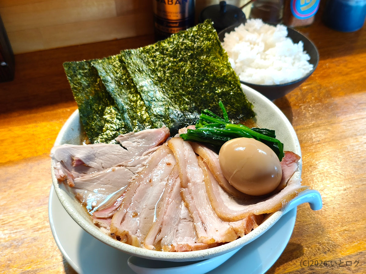 まるつストアのラーメンとライスセット｜読谷村ランチにおすすめの組み合わせ