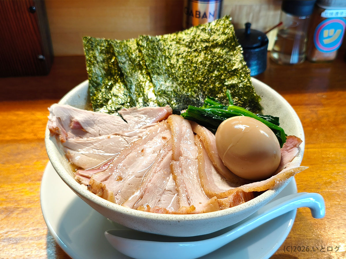 まるつストアのチャーシュー麺全体|沖縄ラーメンの中でも存在感のある一杯