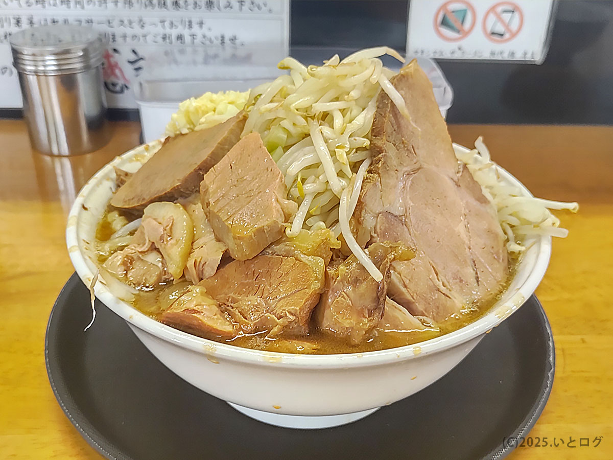 もやしの山と角煮級チャーシューが丼を覆う、マキシマムザラーメン初代極の中サイズ。二郎系ラーメンの迫力に圧倒される豪快ビジュアル。