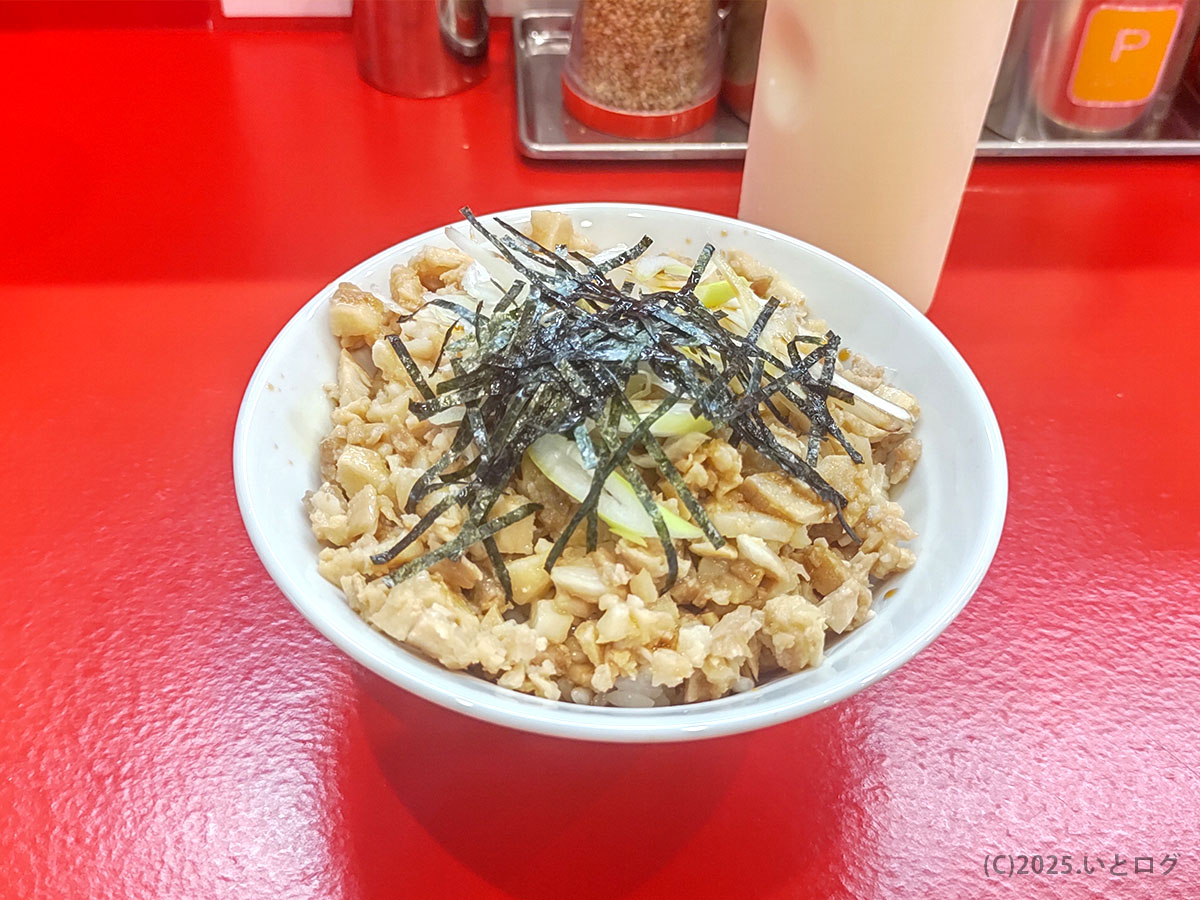 刻みチャーシューと白髪ネギに海苔を盛ったミニ豚丼。麺珍亭オンラインにはない店頭限定サイドで追い飯必至。