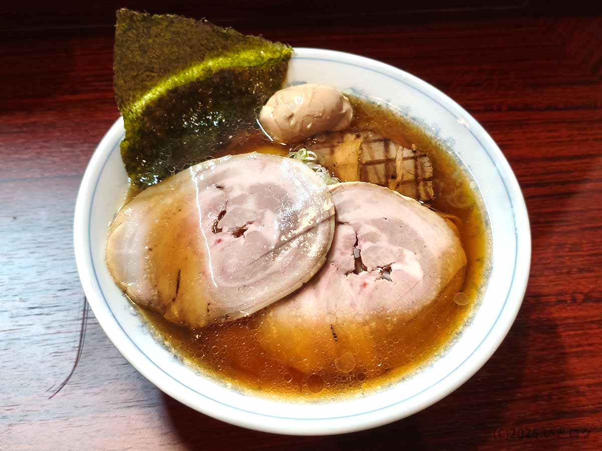 山梨県甲府市「麺どころ 千石」のチャーシューメン。大判チャーシューや海苔、炙り肉を盛り付けた一杯