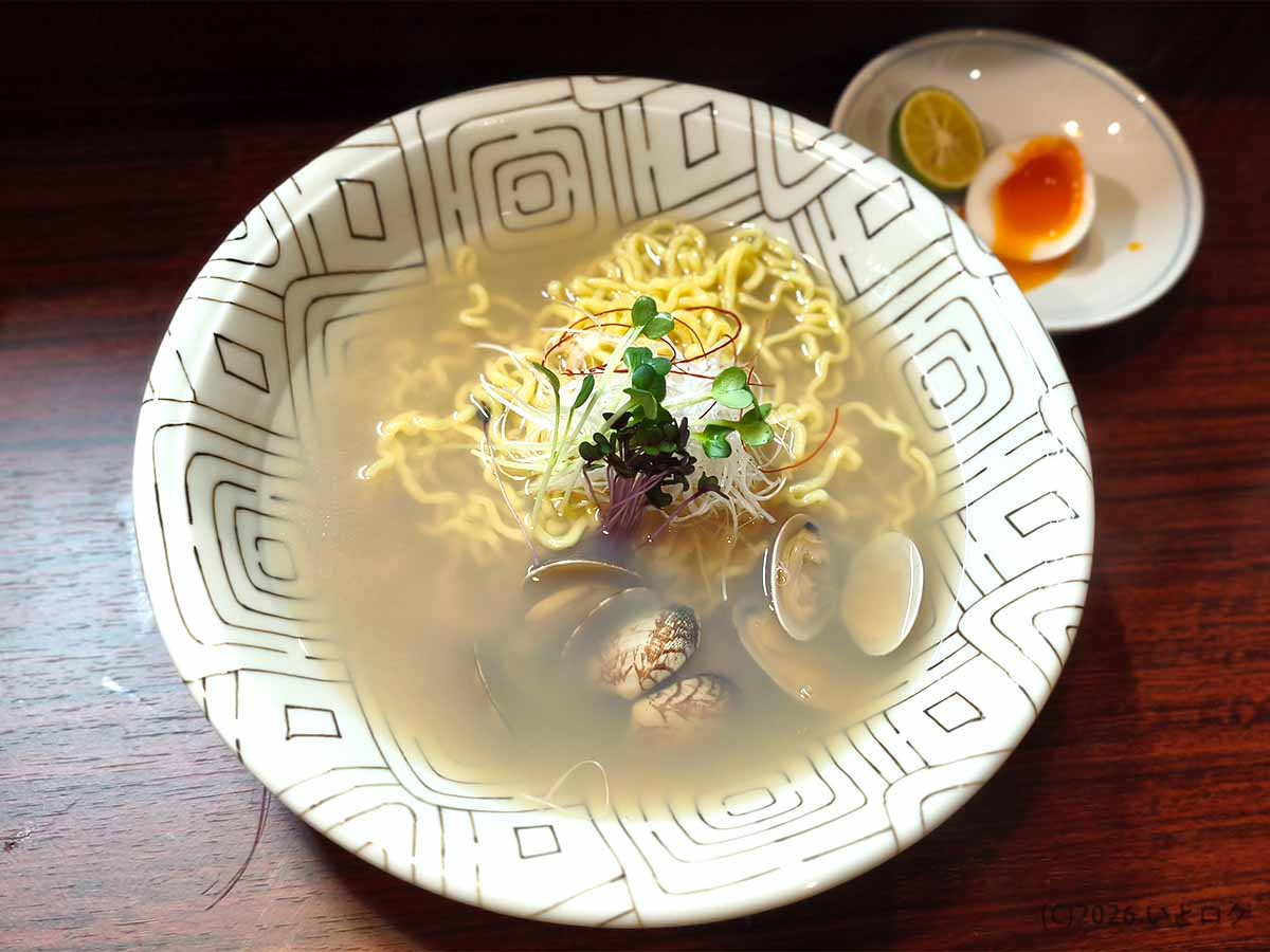 甲府市「麺どころ 千石」の貝だし塩ラーメン。貝や白髪ねぎ、スプラウトを盛り付けた一杯