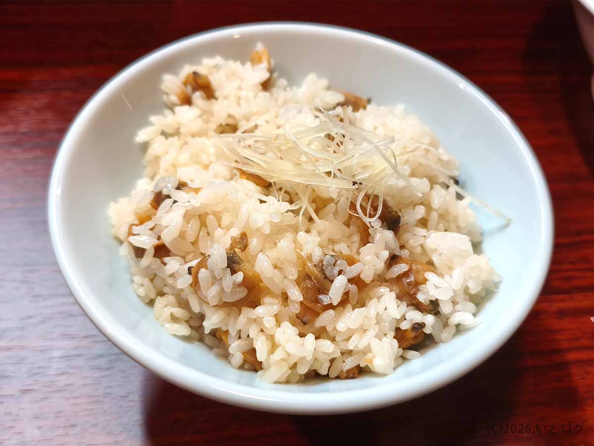 甲府市「麺どころ 千石」の具だくさんな炊き込みご飯