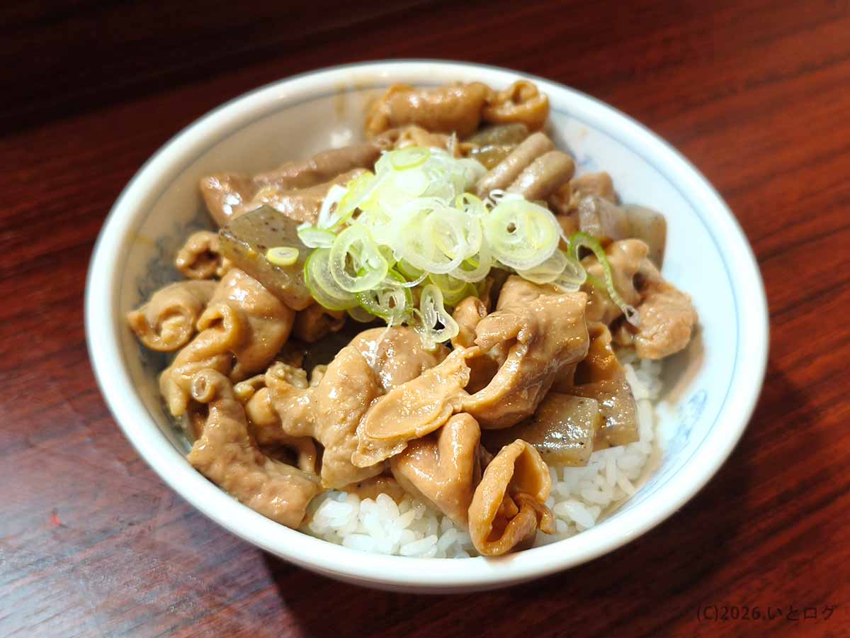 甲府市「麺どころ 千石」のもつ丼。煮込んだもつとこんにゃく、ねぎをご飯に盛り付けたサイドメニュー