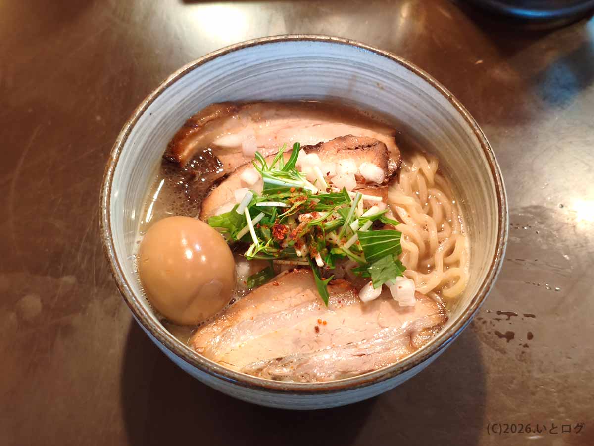 奈良県橿原市の麺処 と市で食べたラーメン。味玉、チャーシュー、水菜が盛られた一杯で、橿原ラーメン巡りでも人気の高いメニュー。