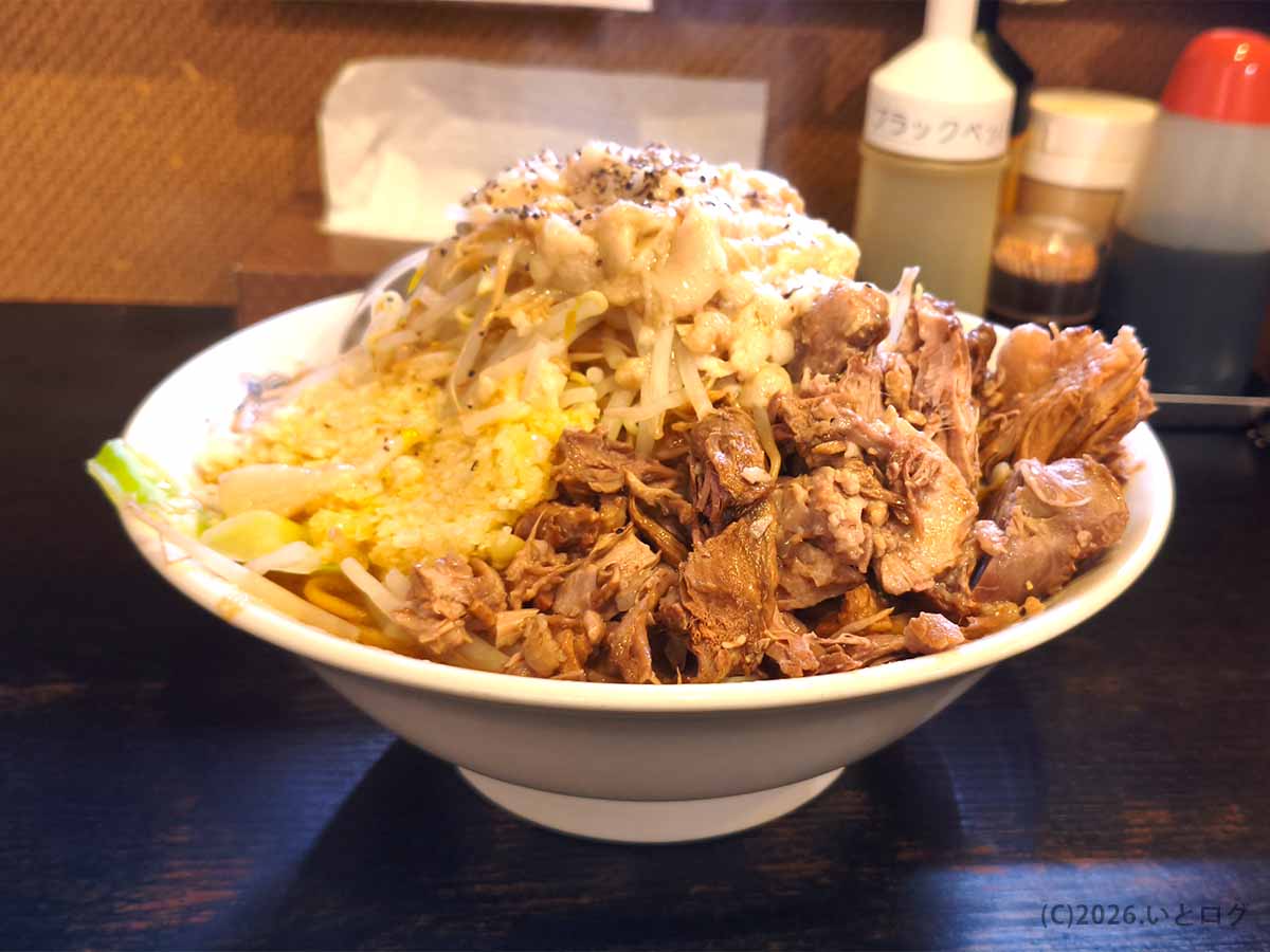 長野県松本市の「麺とび六方 松本本店」で提供される味噌ラーメン。山盛りのもやし、たっぷりのアブラ、ほぐし豚がのったボリューム満点の一杯。