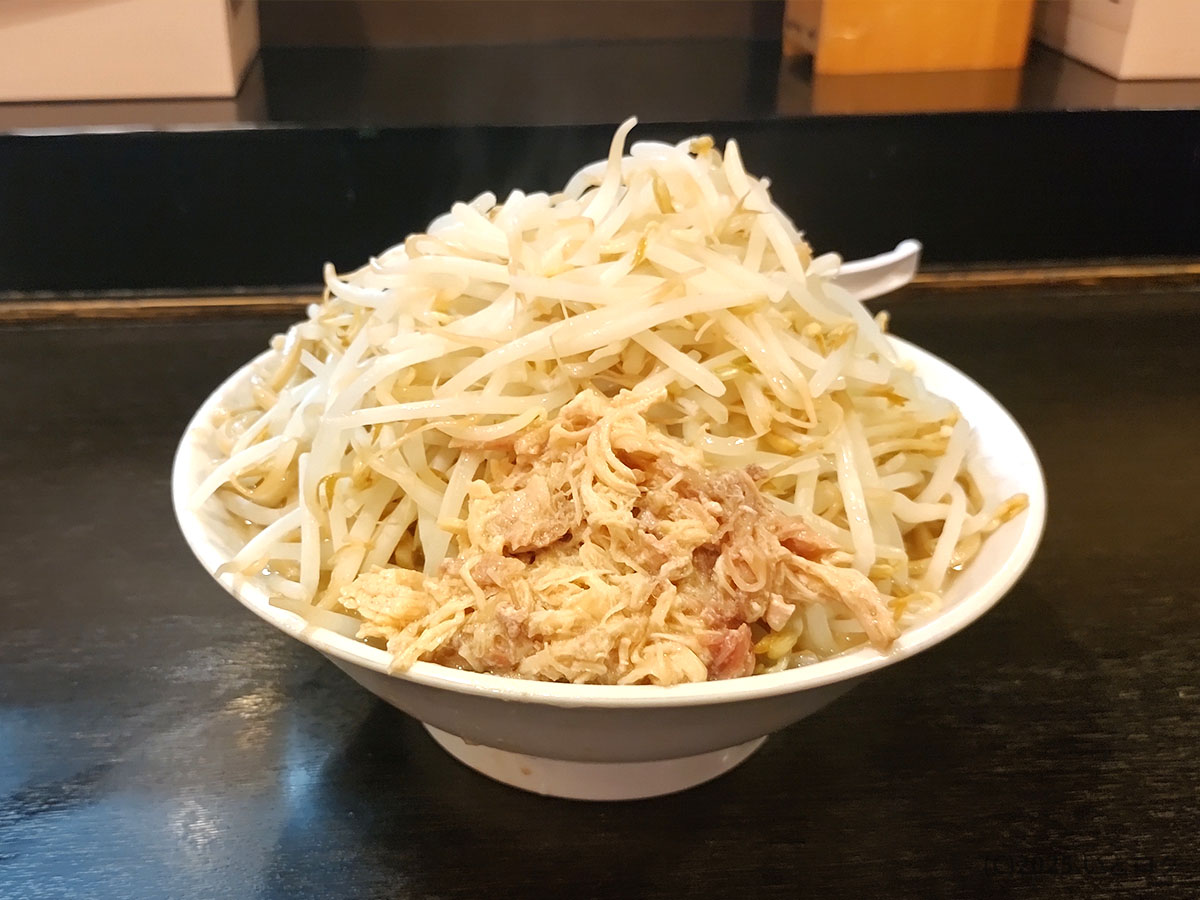 カウンターに鎮座する麺とび六方 茅野ラーメン。モヤシの山とほぐし豚が丼を覆い、ラストオーダー前でも完食必至のビジュアル。