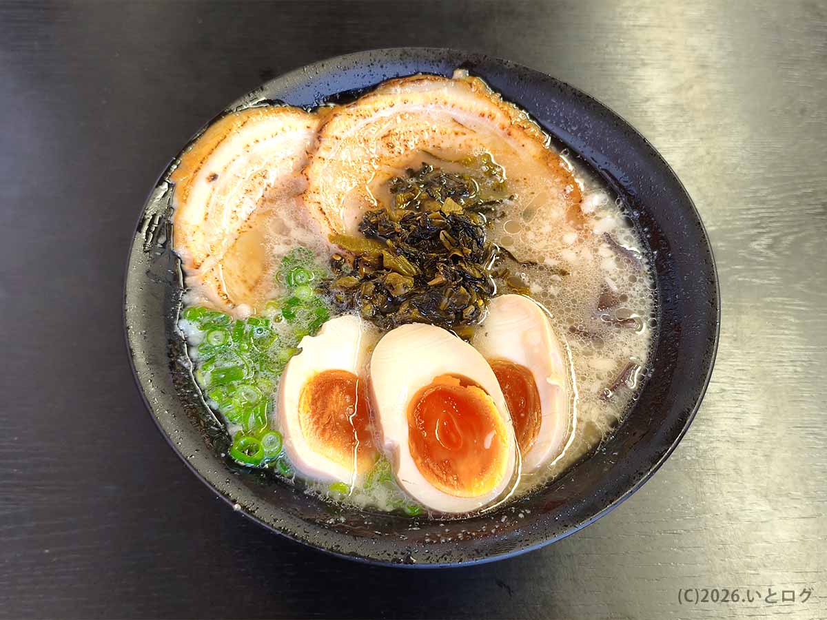 麺と酒 月乃家の贅沢な豚骨ラーメン。大ぶりのチャーシュー2枚、味玉、キクラゲ、高菜、ネギが美しく盛り付けられた一杯。