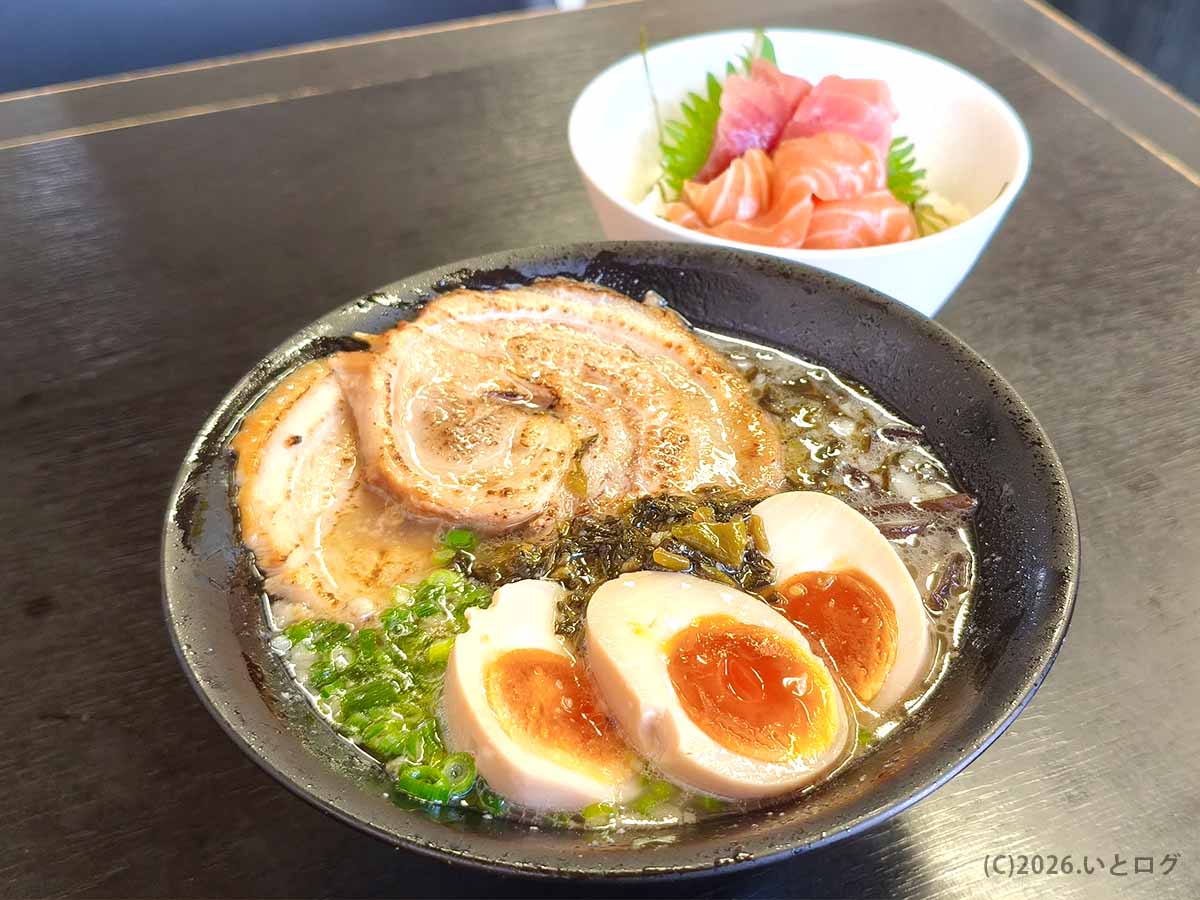 麺と酒 月乃家で人気の、具だくさんな特製豚骨ラーメンと新鮮な海鮮ミニ丼（マグロ・サーモン）が並んだボリューム満点のセット。