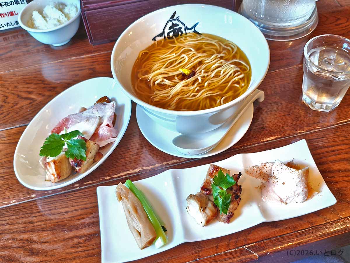 麺屋あごすけのおすすめ鶏塩上湯麺とチャーシューなど別皿トッピングの全景