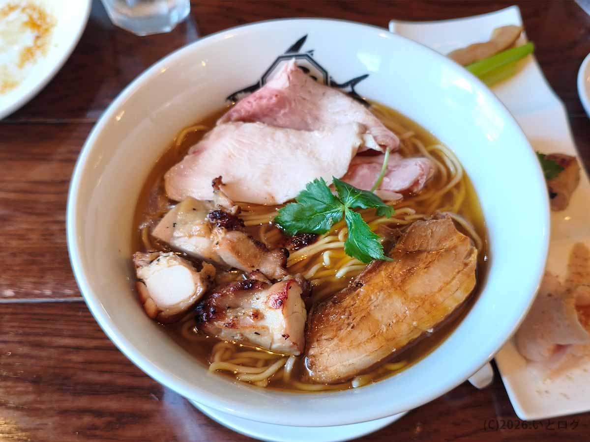 麺屋あごすけの鶏塩上湯麺に鶏と豚のチャーシューを盛り付けた様子