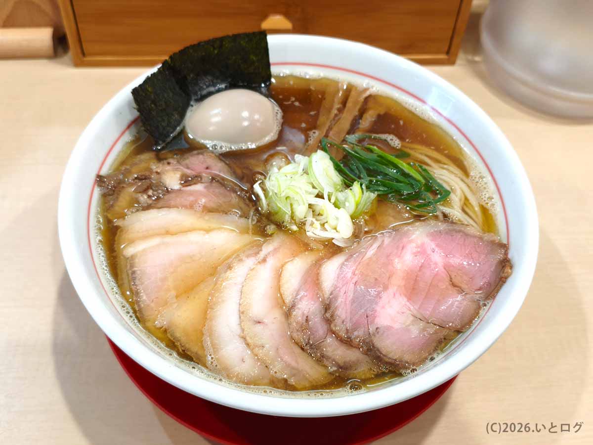 麺屋えぐち奈良の味玉中華そば。チャーシュー、味玉、ネギ、メンマ、海苔がのった奈良市ラーメン人気店の一杯