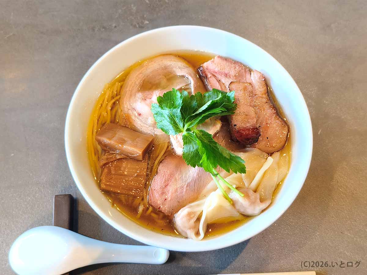 山梨県甲斐市の麺屋しん道で注文したチャーシューやワンタン、メンマがのる白醤油らぁ麺