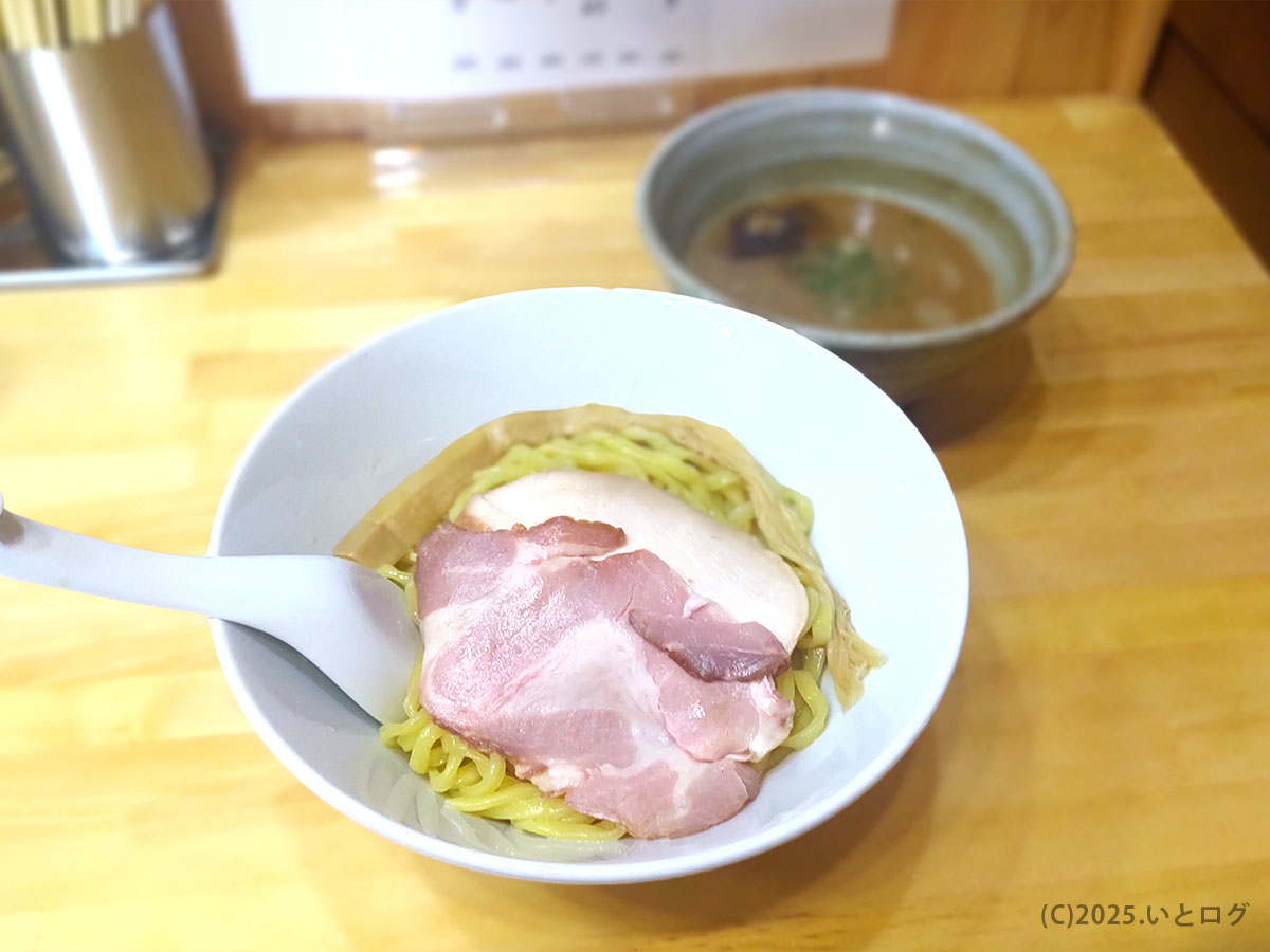 黄金色の麺と低温チャーシューが映えるつけ麺セット。ご当地甲斐市ラーメンの個性を一枚に凝縮