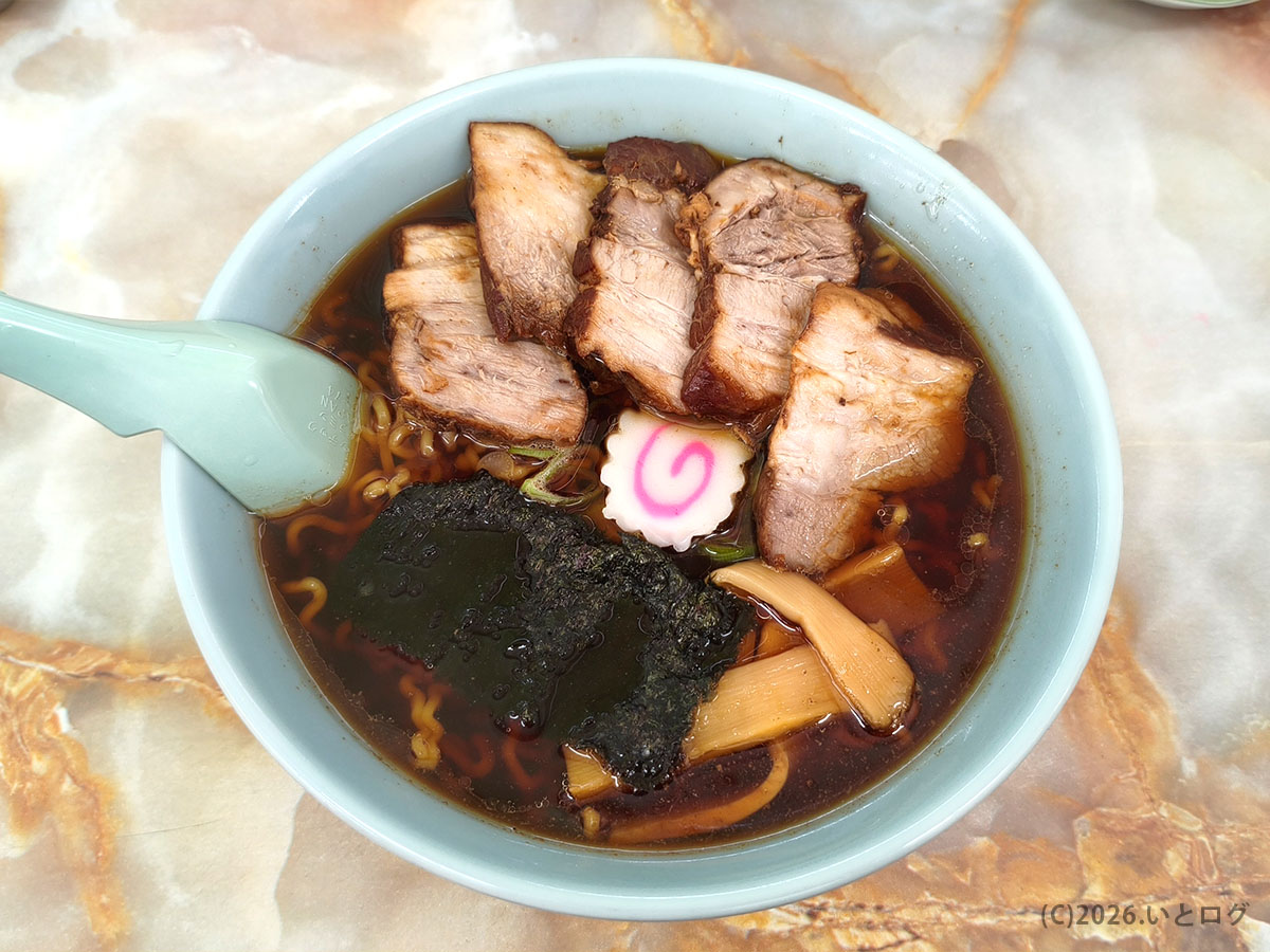 みどりや食堂のラーメン全体(山梨・韮崎の食堂ラーメン)
