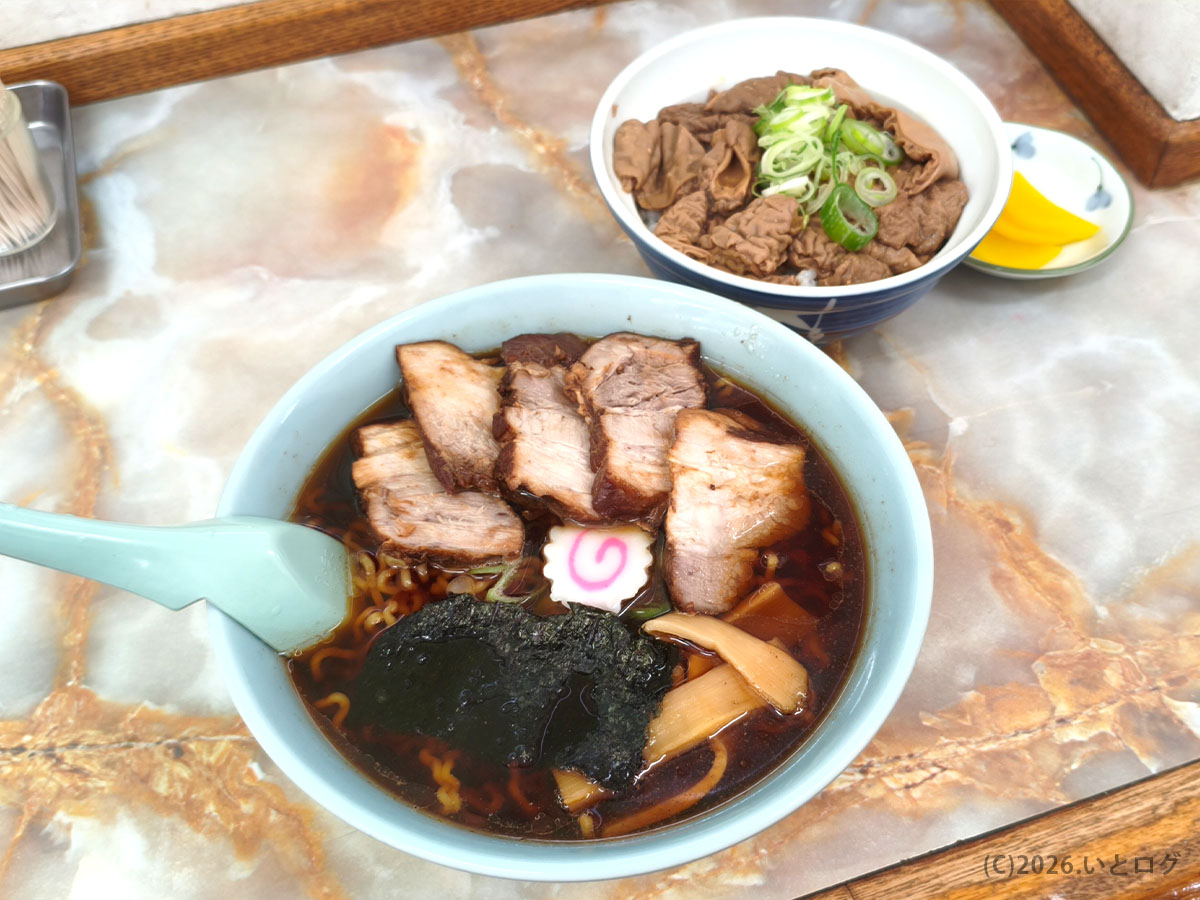 みどりや食堂のラーメンと肉丼のセット（韮崎食堂の定番組み合わせ）