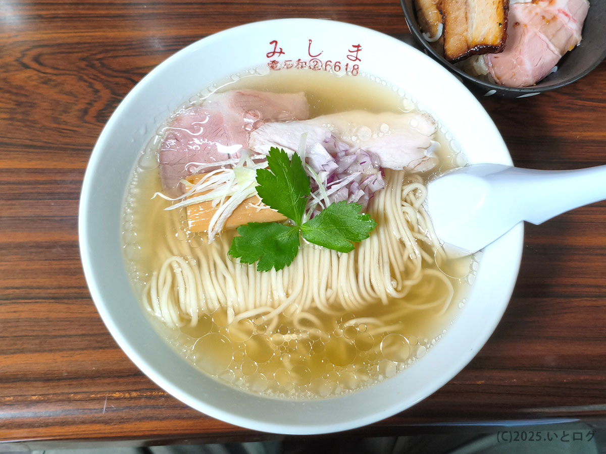 食堂みしまのラーメン全景。笛吹市で味わえるやさしい味わいの一杯