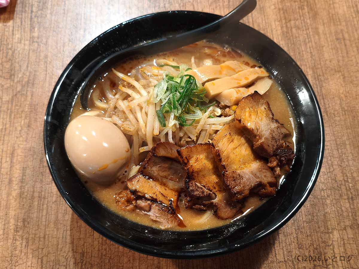徳島の味噌そば JACで提供された、炙りチャーシューや味玉、極太メンマ、炒め野菜がのった特製味噌そば