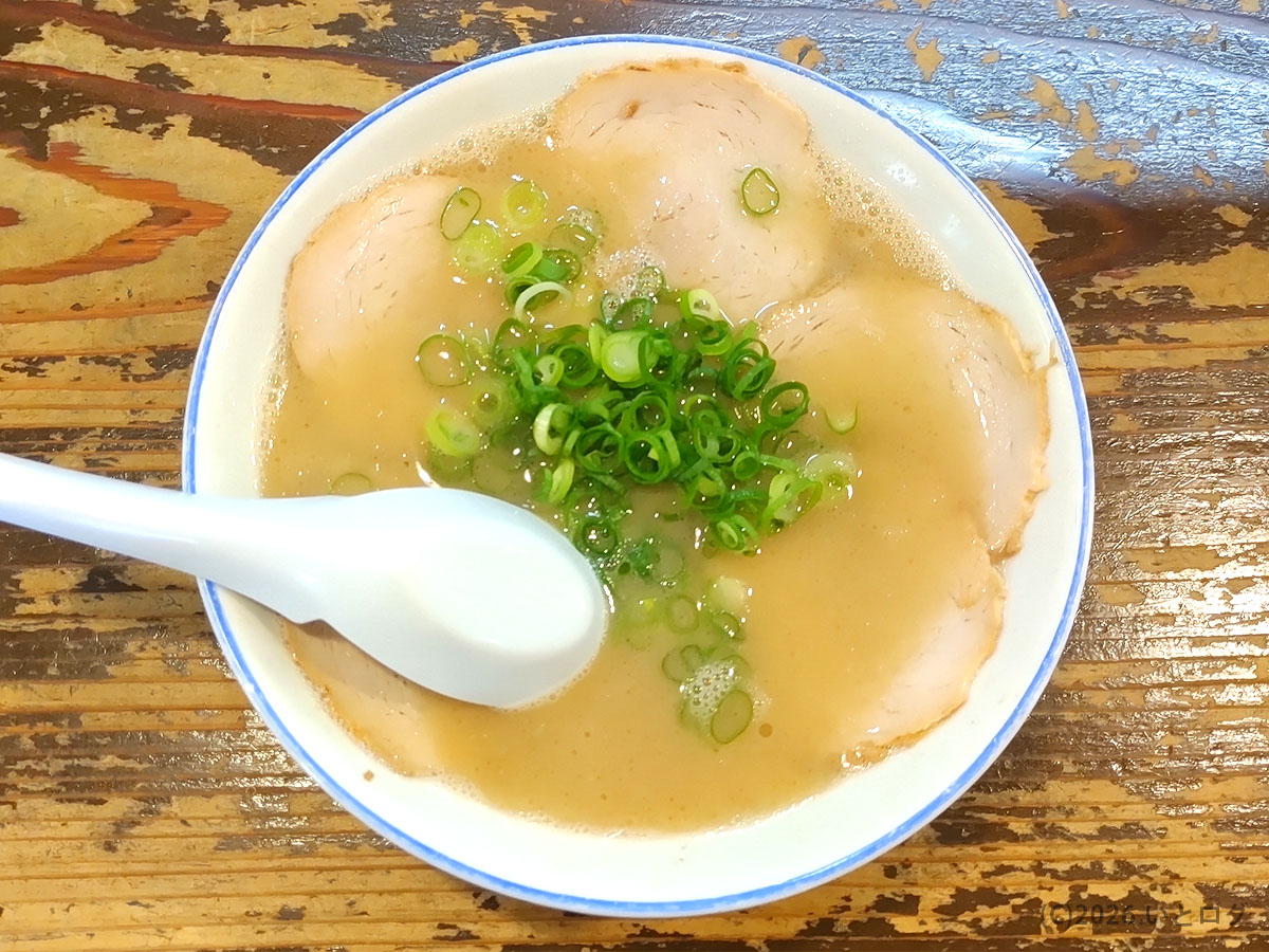 久留米ラーメン光屋のラーメン全体。今治市で味わえる本場久留米ラーメンの定番スタイル