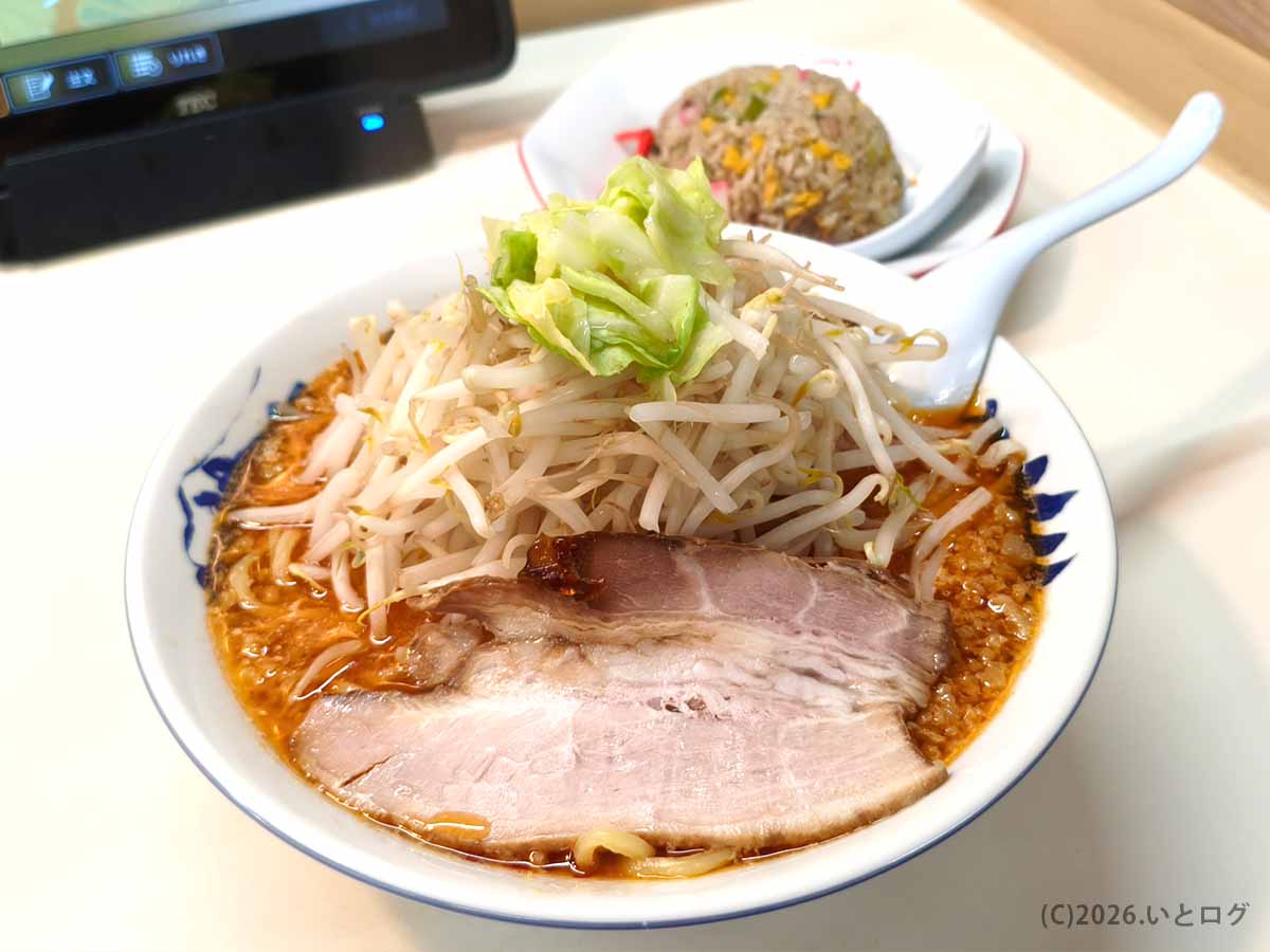 みやこいち 双葉店で注文した、野菜たっぷりの辛みそタンメンと半チャーハンのセット
