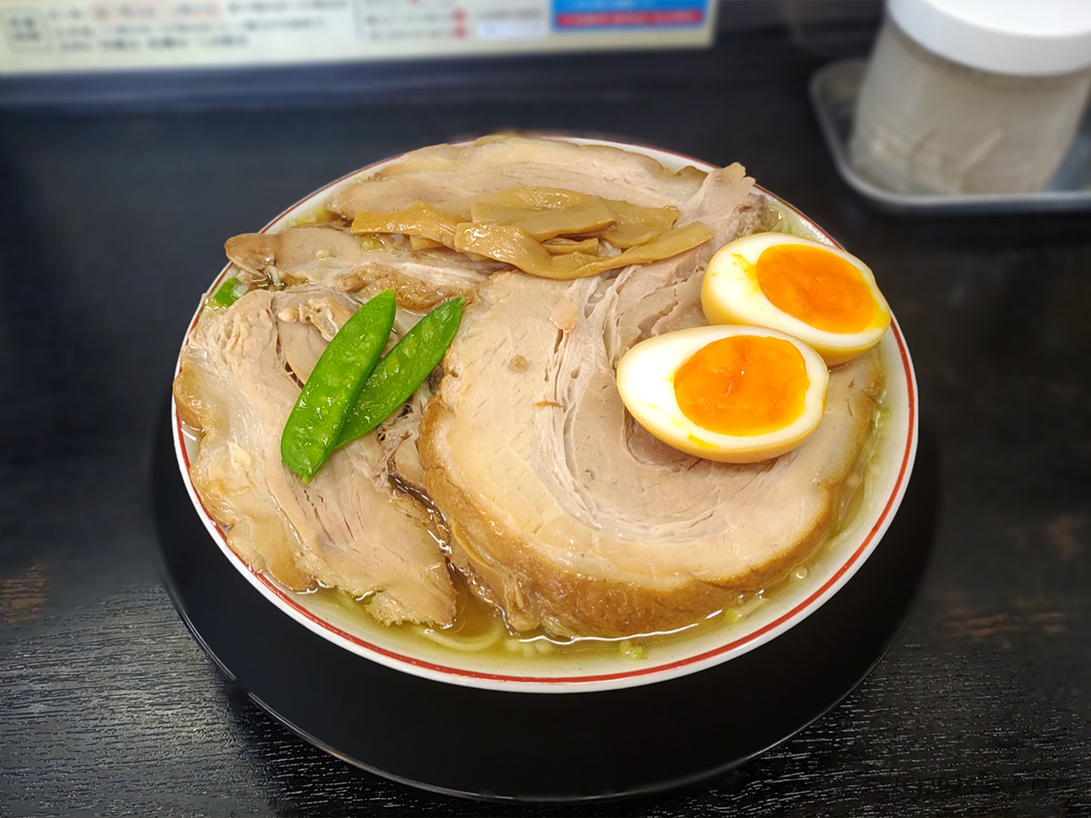 水沢屋の中華そば。チャーシュー、味玉、メンマ、スナップエンドウが彩りよく並ぶ人気メニュー。仙台愛子の地元客に支持される一杯。