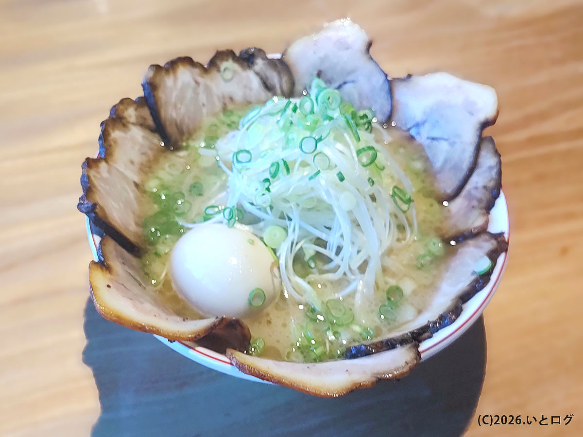 愛媛県砥部町にある水田商店の豚骨ラーメン、泡立つスープとチャーシューが並ぶ一杯