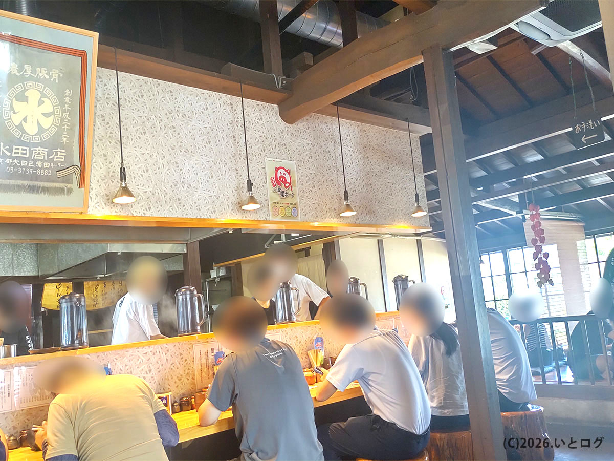 水田商店の店内の様子、伊予郡で人気のラーメン店らしい活気のあるカウンター席