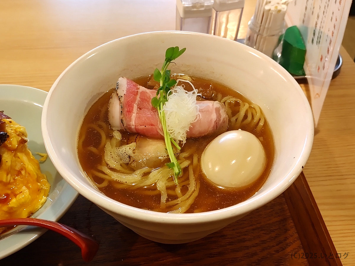 澄んだ醤油スープに自家製中太麺が泳ぐ『中華そば 麦右衛門』。白髪ねぎ&レアチャーシューが彩りを添え、網干エリアでも評判の一杯【麦右衛門 網干】。
