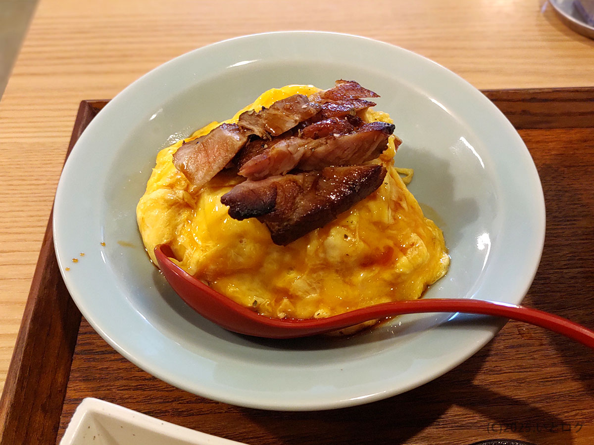 ふわふわスクランブルエッグの山に炙りチャーシューが鎮座する「ふわ玉チャーシュー丼」。ラーメンとの相性抜群のセットメニュー。