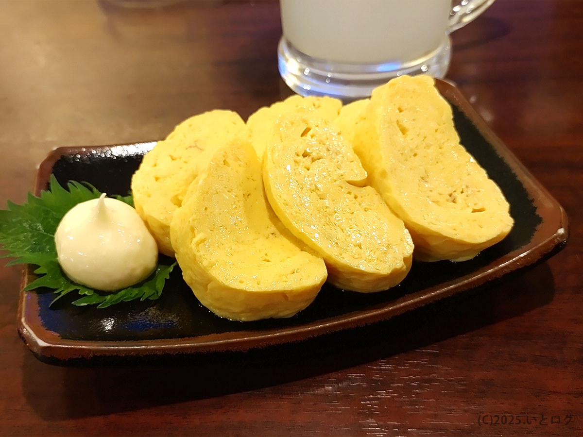 ふわとろの出汁巻き玉子 5切れを盛り付けた皿。シソと自家製マヨを添え、移転後に追加された“ちょい飲み”向けメニューとしてクチコミ評価も高い一品。