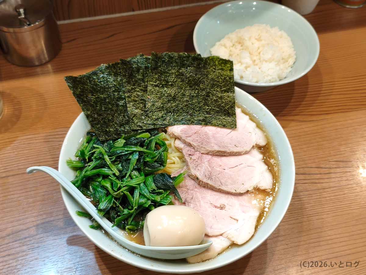 横浜家系ラーメン 武蔵家 秋津店の特製ラーメンと無料ライス。海苔・ほうれん草・チャーシューが並ぶ人気の一杯