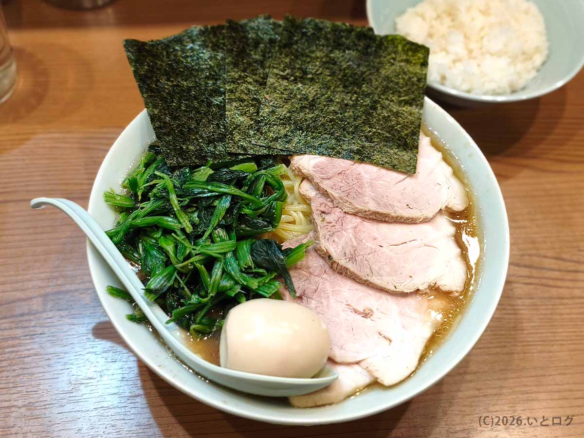 秋津 家系ラーメンの人気店 武蔵家 秋津店のラーメン。濃厚豚骨醤油スープと具材が映える一杯