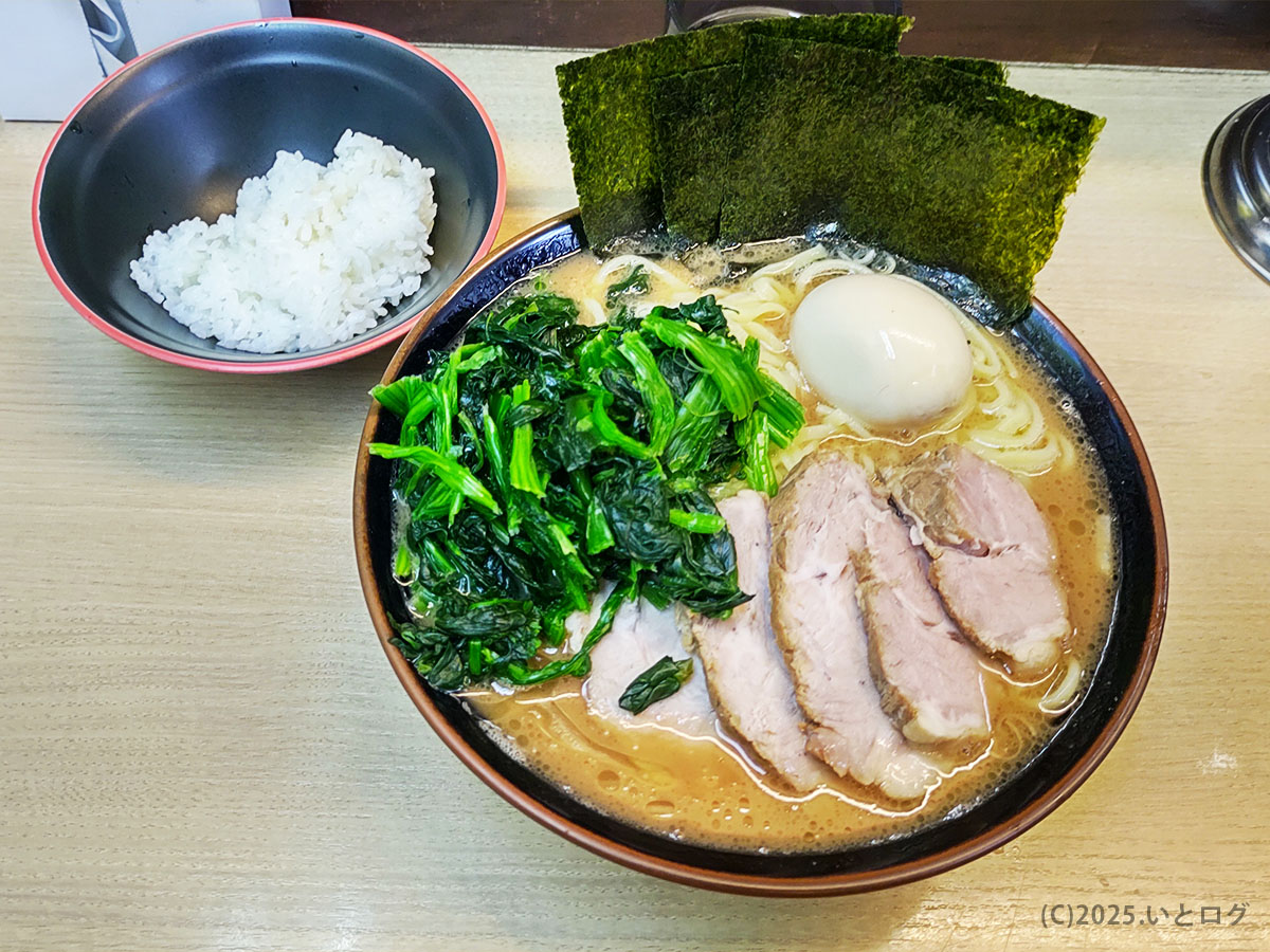 池袋西口の武蔵家で人気メニューのチャーシュー麺大盛りにほうれん草と味玉、サービスライスを添えた