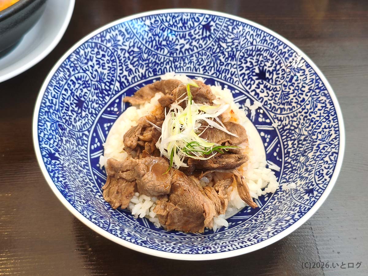 名もなきラーメン屋 山梨の肉系サイドメニュー。甘辛く煮込まれた肉がご飯に乗る満足感ある一杯
