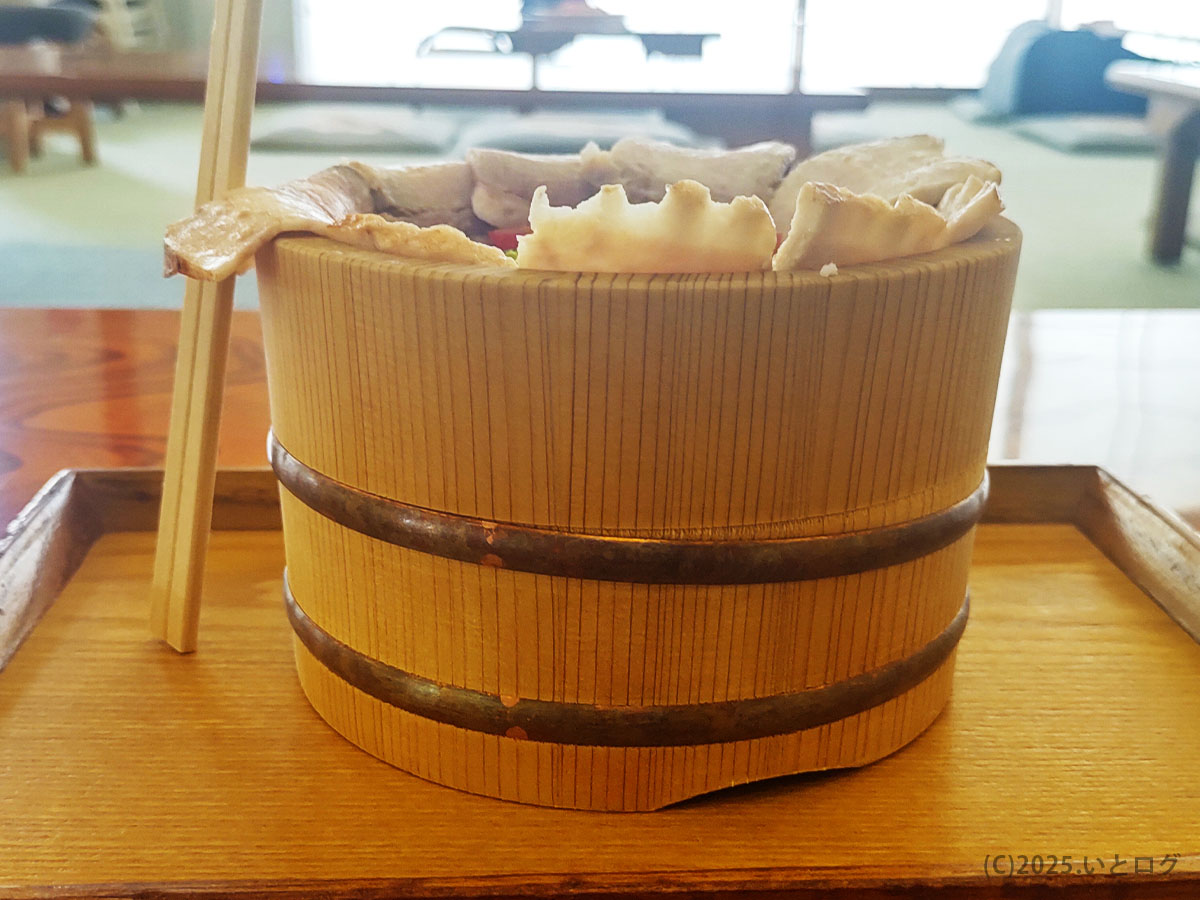 木桶から豚バラがのぞく横姿、山梨 ラーメン ご当地“源水ラーメン”の桶盛りインパクト