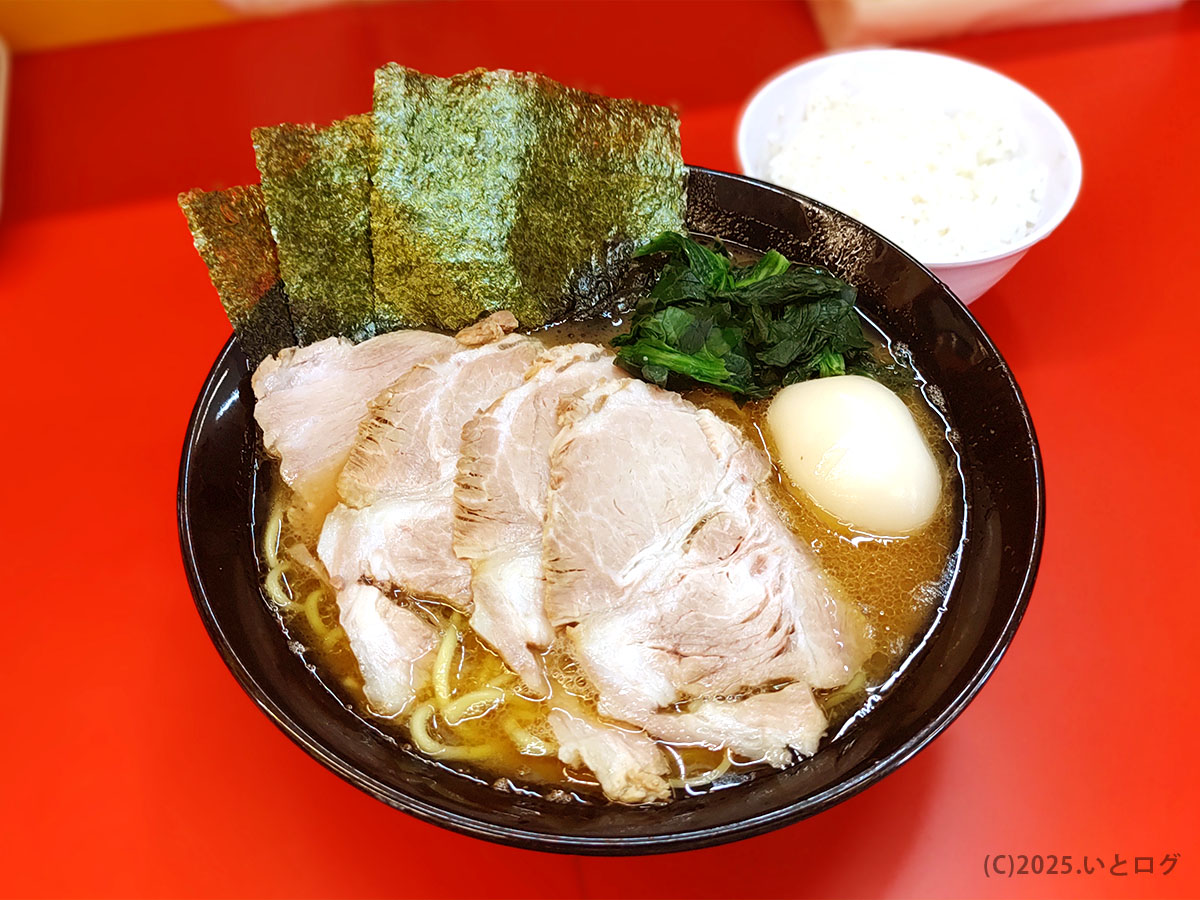 チャーシュー、味玉、ほうれん草、海苔がのった成瀬家のラーメンとライスのセット。家系ラーメンらしい黄金色のスープが輝き、岡山家系の実力を感じさせる一杯。
