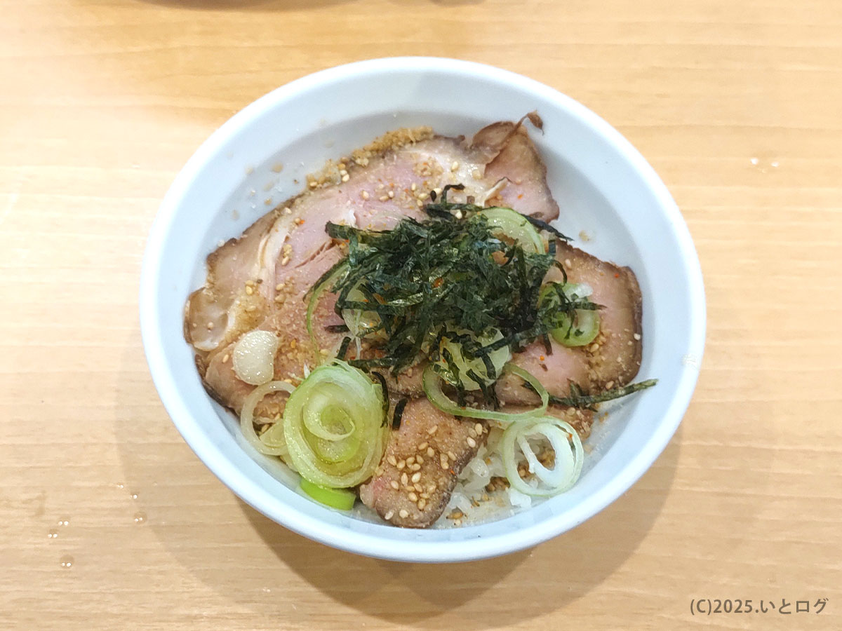低温チャーシューとネギ、海苔を彩った豚たたき飯。サイドとは思えないボリュームで人気メニューの一角を担う。