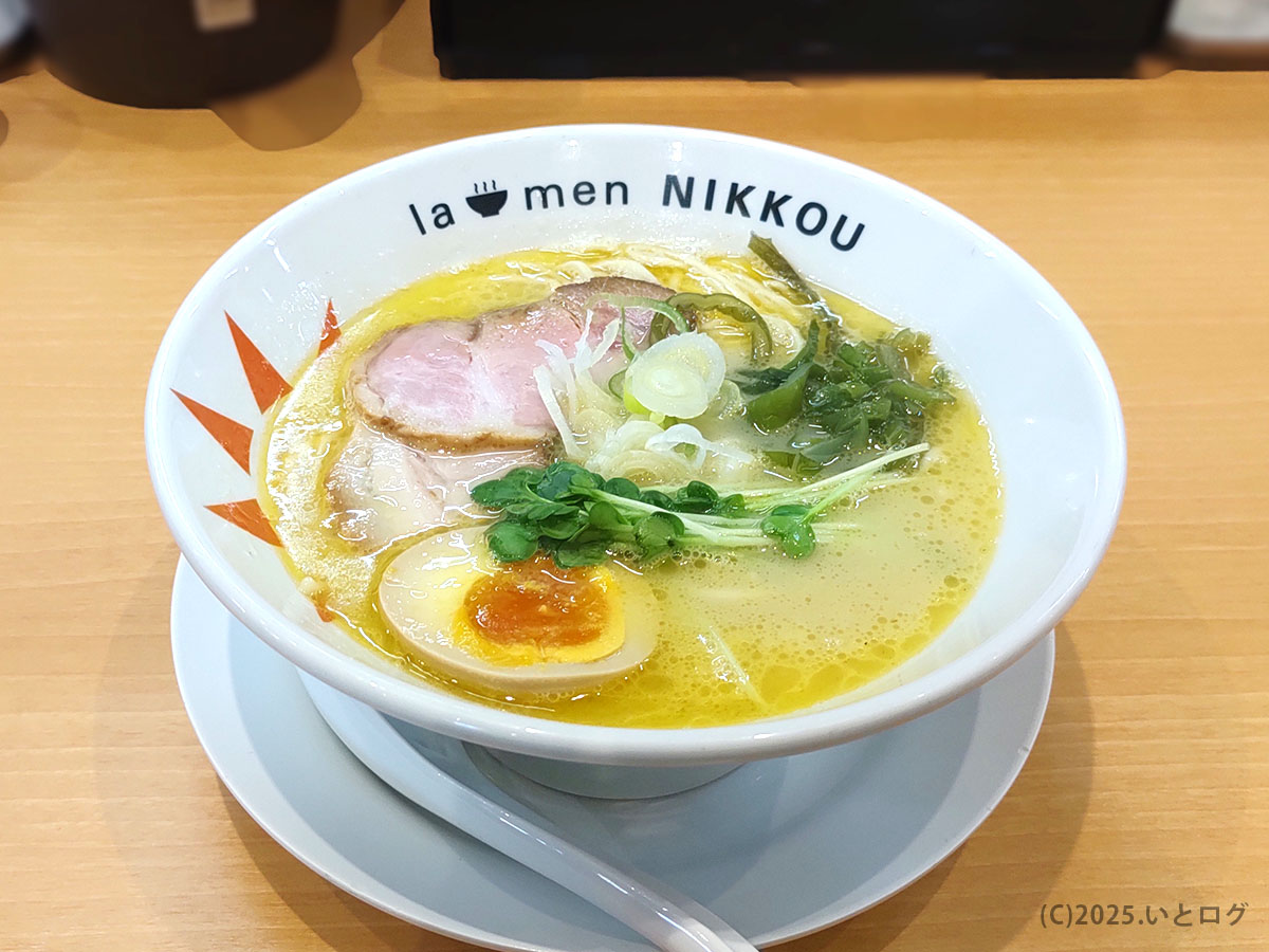 お塩浩太郎監修の鶏白湯塩ラーメン。鶏油の煌めきと彩り豊かなトッピングが丼を華やかに彩る一杯。