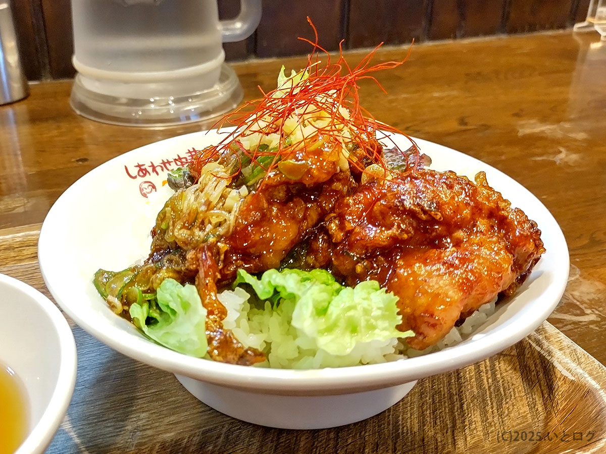 にこり名物「香味から揚げ丼」。甘辛ダレをまとった鶏唐揚げに糸唐辛子と刻みネギが山盛り。湯河原ラーメン巡りレビューで高評価のサイドメニュー。