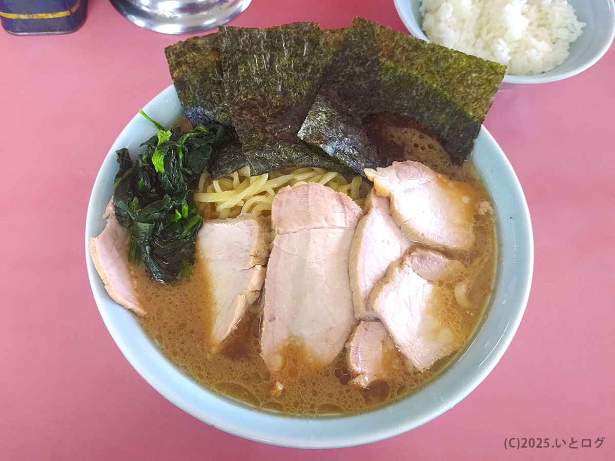 家系ラーメン 沼津家の丼を真上から撮影。海苔・チャーシュー・ほうれん草が並ぶ定番スタイルで、沼津家 メニューの王道構成。吉村家由来の家系図に触れるレビューでも比較対象となる。