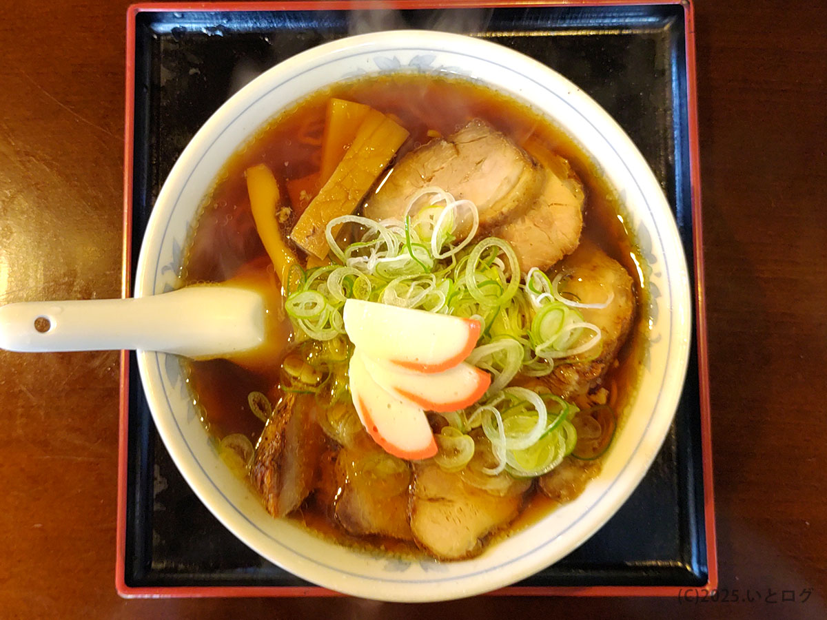 諏訪ラーメン 大石家の中華そば大盛り。チャーシュー、メンマ、ナルト、白ねぎが映える真上ショット