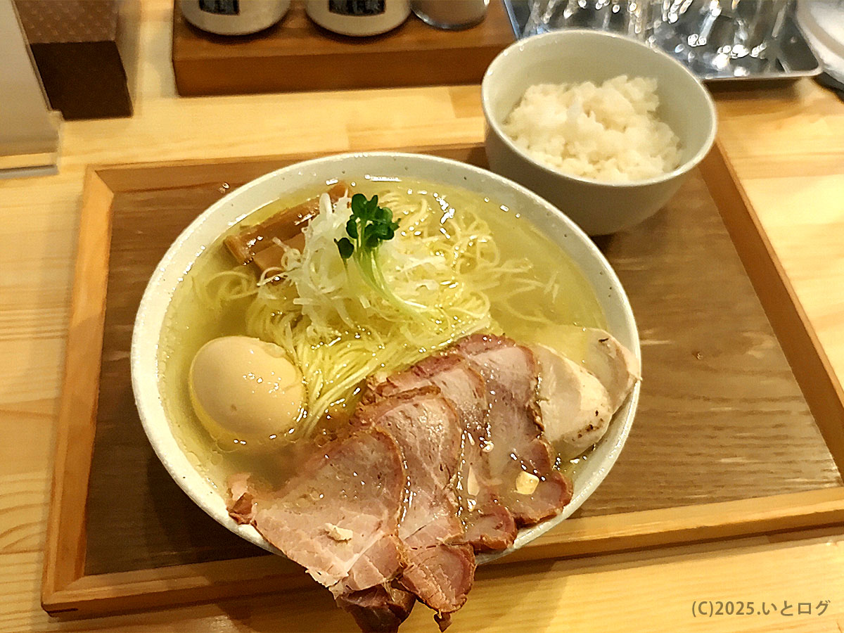 「MENYA OKIBI(メンヤオキビ)」で提供される特製鶏塩らぁ麺。透き通ったスープにしなやかな細麺、2種のチャーシュー、味玉、白髪ねぎが美しく並ぶ。甲府のラーメンシーンでも注目される一杯で、麺屋おきびらしい上品な香りが漂う。