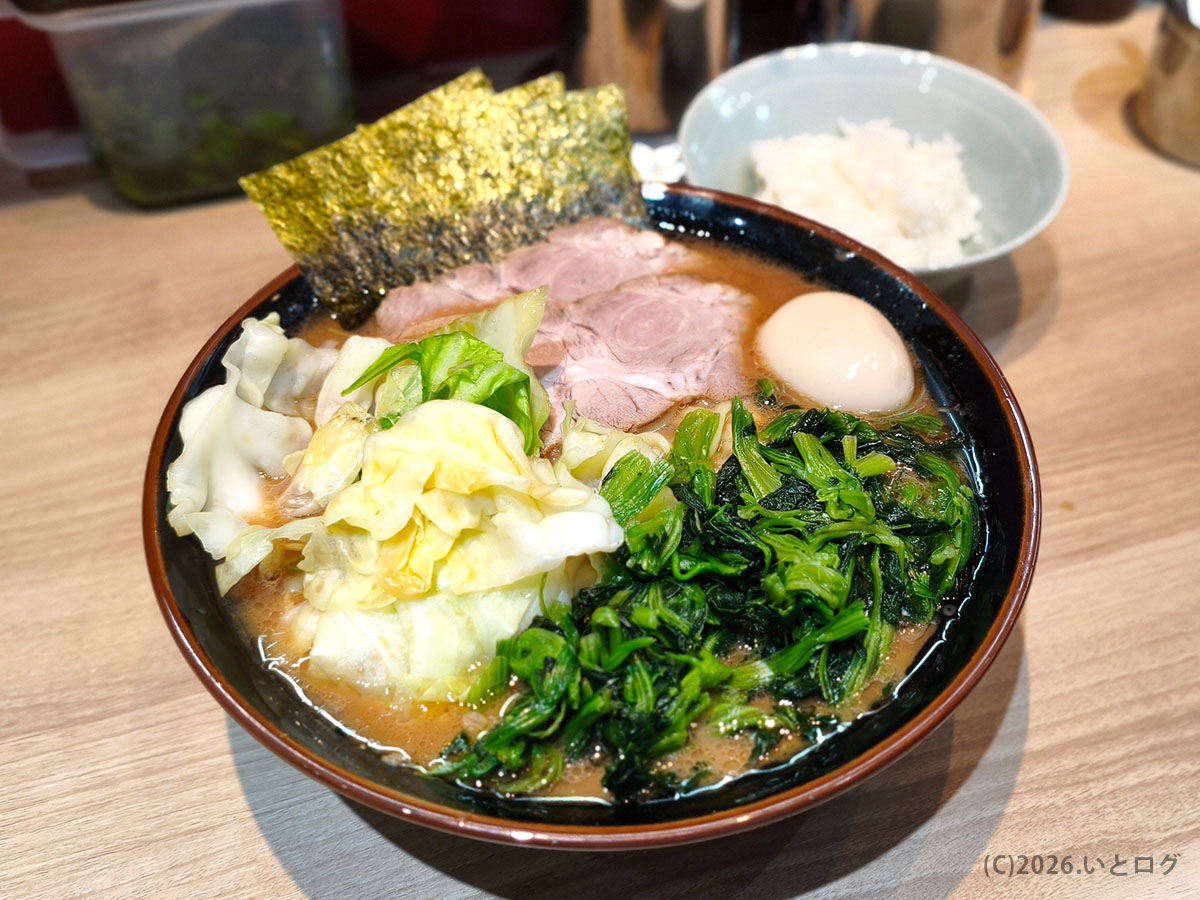 尾又家 八王子の家系ラーメン。ほうれん草やキャベツ、味玉がのった一杯で、ライスと相性抜群の八王子 家系ラーメン
