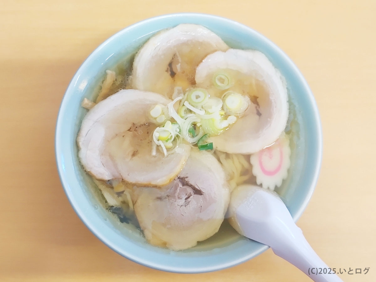 透き通る佐野ラーメンのスープに大判チャーシューが映える一杯。宇都宮や大田原から通うファンも虜にするらーめん大金