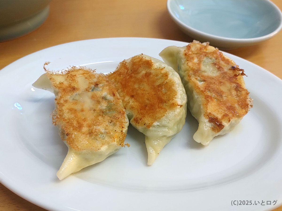 香ばしい焼き目が食欲そそるらーめん大金 餃子3個。野菜多めで軽やかな味わい