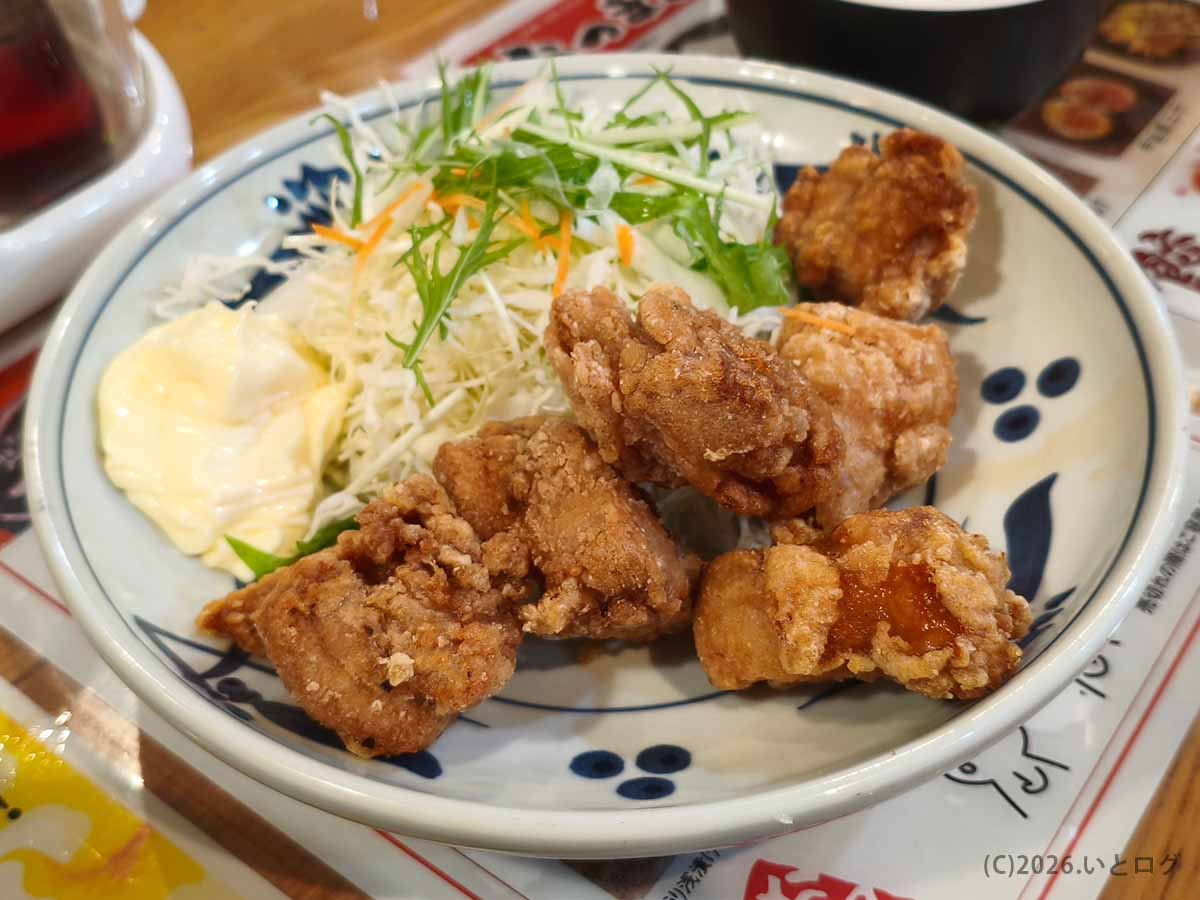 おおぎやラーメン更埴店で注文した揚げたての唐揚げとキャベツ、マヨネーズ