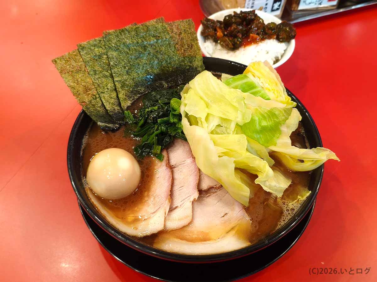 大﨑家 秋葉原エリアで人気を集めそうな燻製チャーシューメン。キャベツや海苔が豪快に盛られ、ライスとの相性も抜群