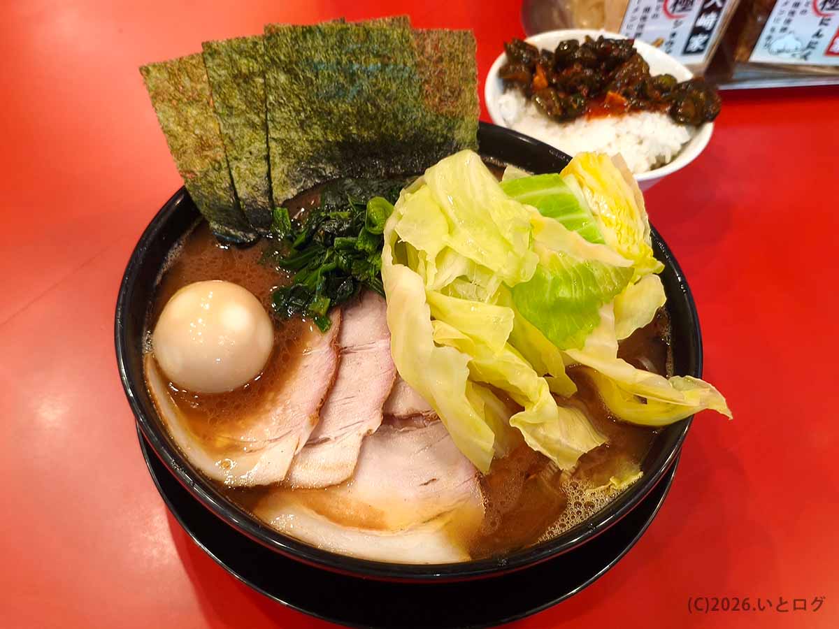 末広町 家系ラーメン「大﨑家」の燻製チャーシューメン。濃厚豚骨醤油スープに大判チャーシューとキャベツが映える一杯