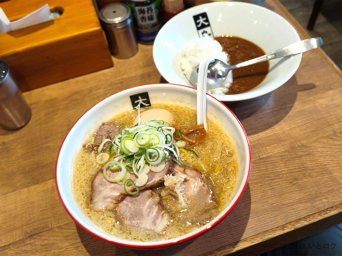 大島（江戸川区）の味噌ラーメンとカレーライスのセット。サイドメニューも充実している