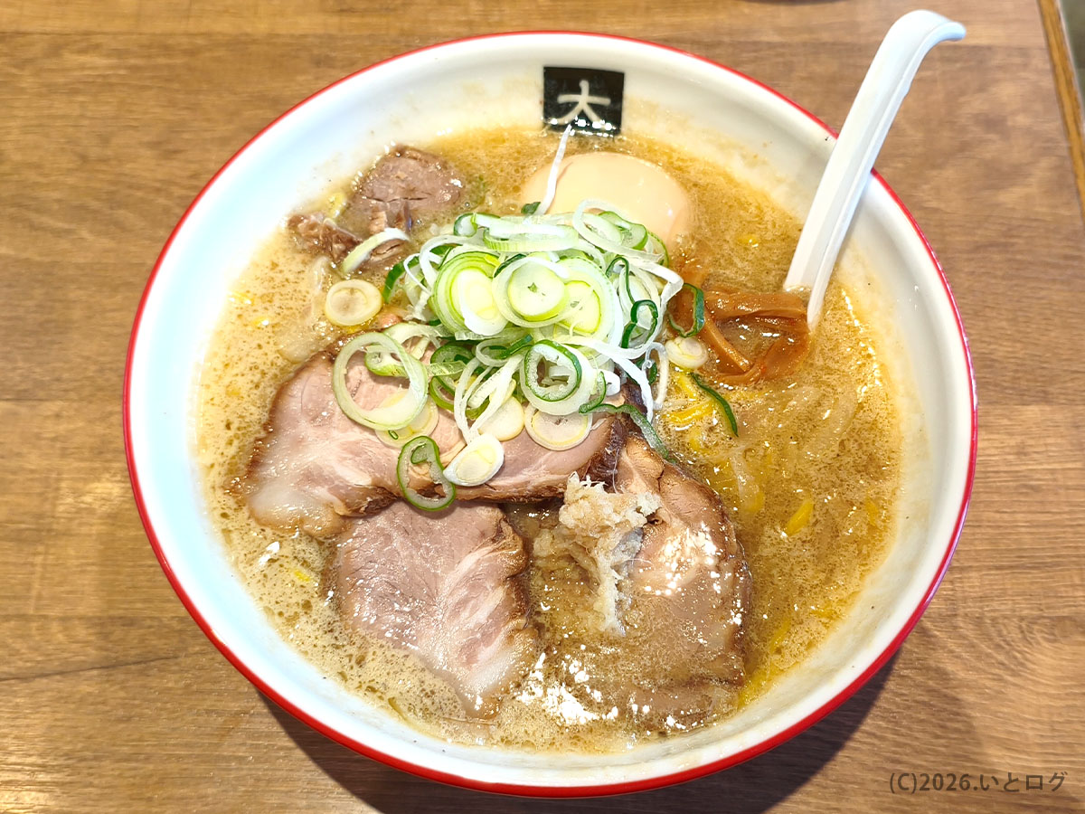 江戸川区大島の味噌ラーメン。チャーシュー、ネギ、生姜がのった看板メニュー